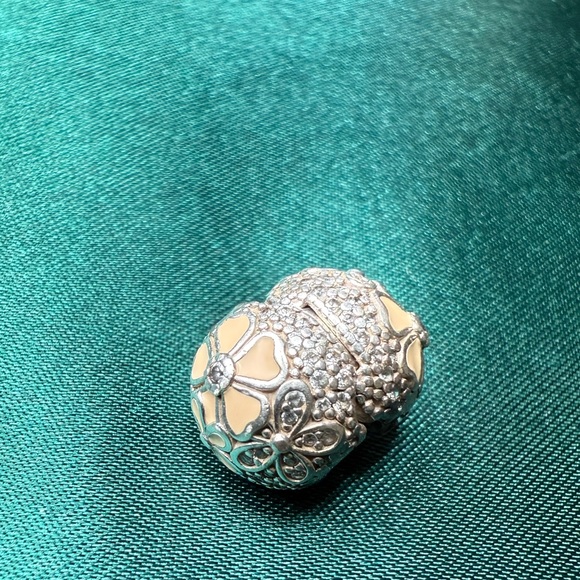Pandora Silver and Cream Charm Clip - Picture 1 of 2